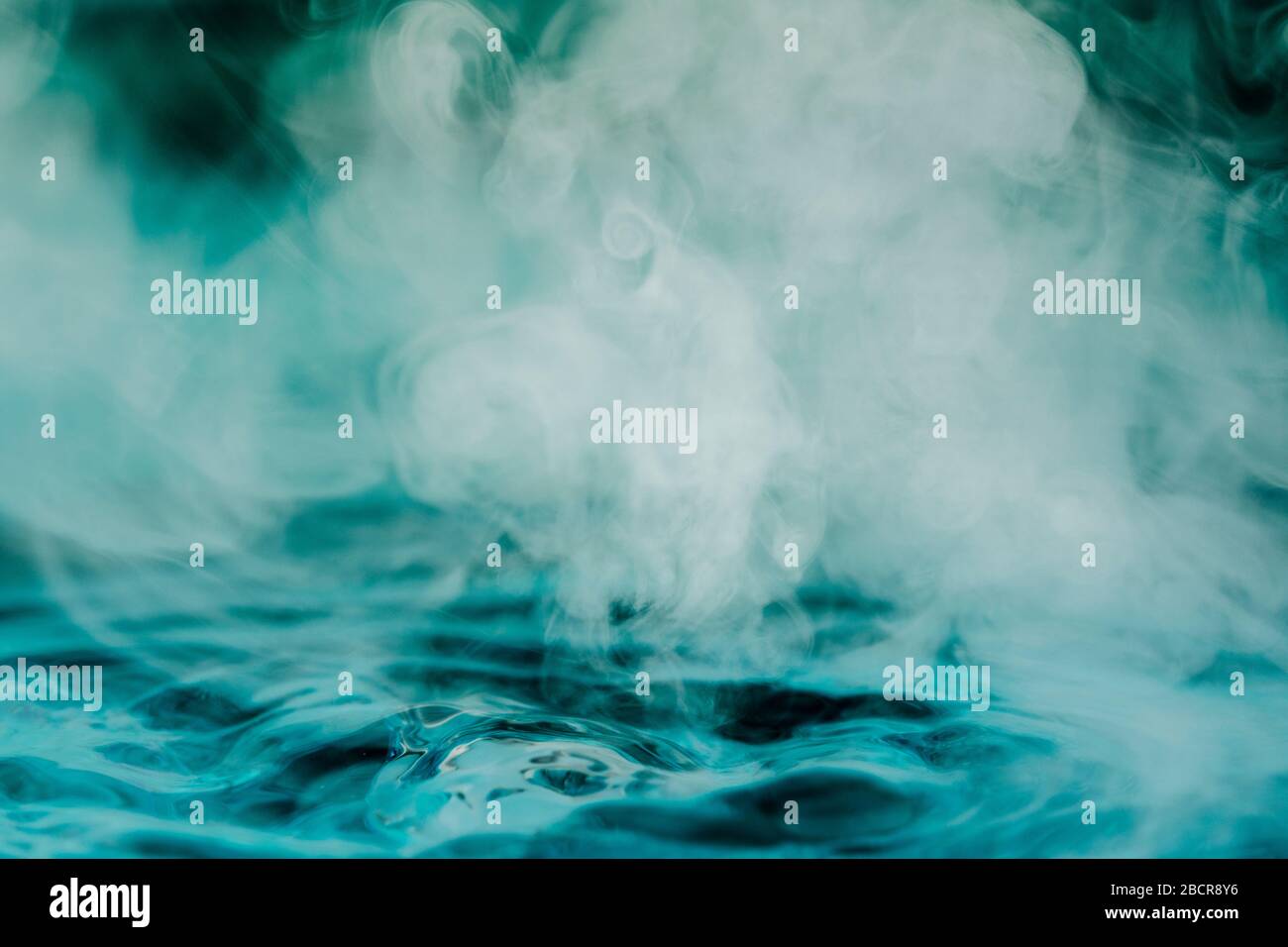 fondo astratto blu teal con vapore e acqua Foto Stock