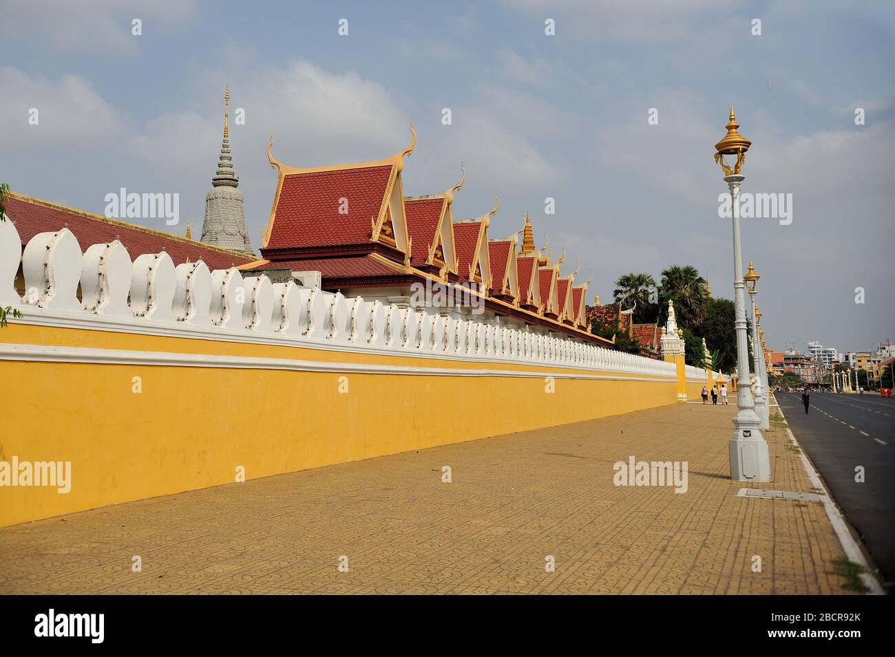 Muro esterno fuori dal Palazzo reale a Phnom Penh, Cambogia. Foto Stock