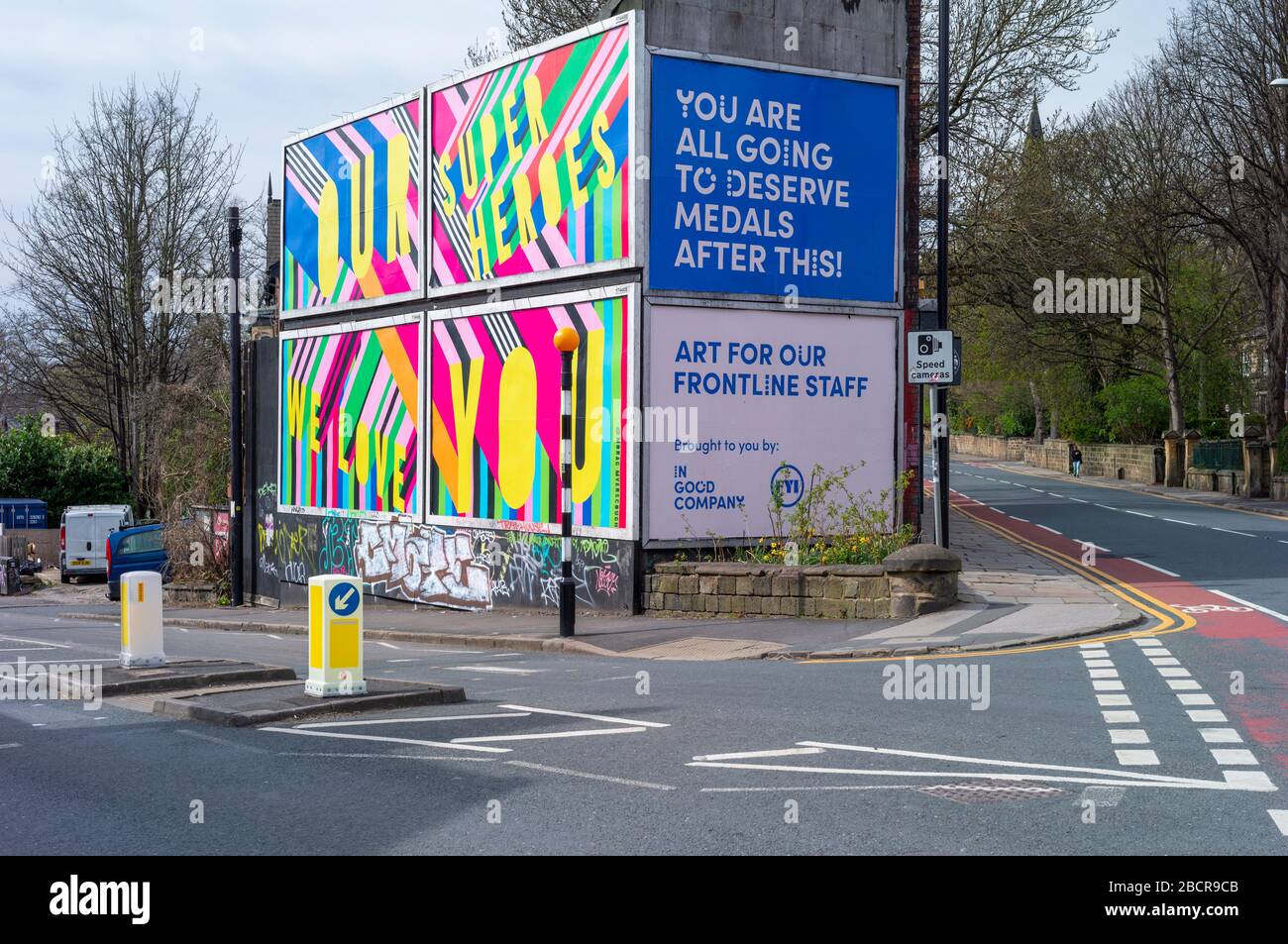 Leeds, Regno Unito. 5th Apr 2020. Art Work celebrando il Frontline National Health Service, Hyde Park Corner, Leeds LS6 durante la pandemia di Covid-19. Domenica 05 aprile. Credito: © Garry Clarkson/Alamy Live News Foto Stock