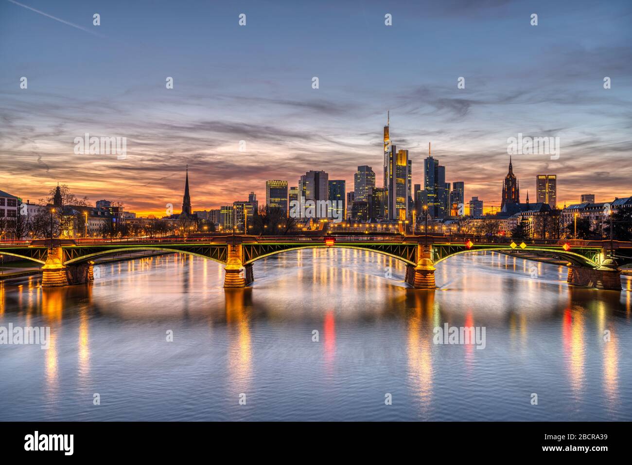 Lo skyline di Francoforte in Germania e il fiume meno dopo il tramonto Foto Stock