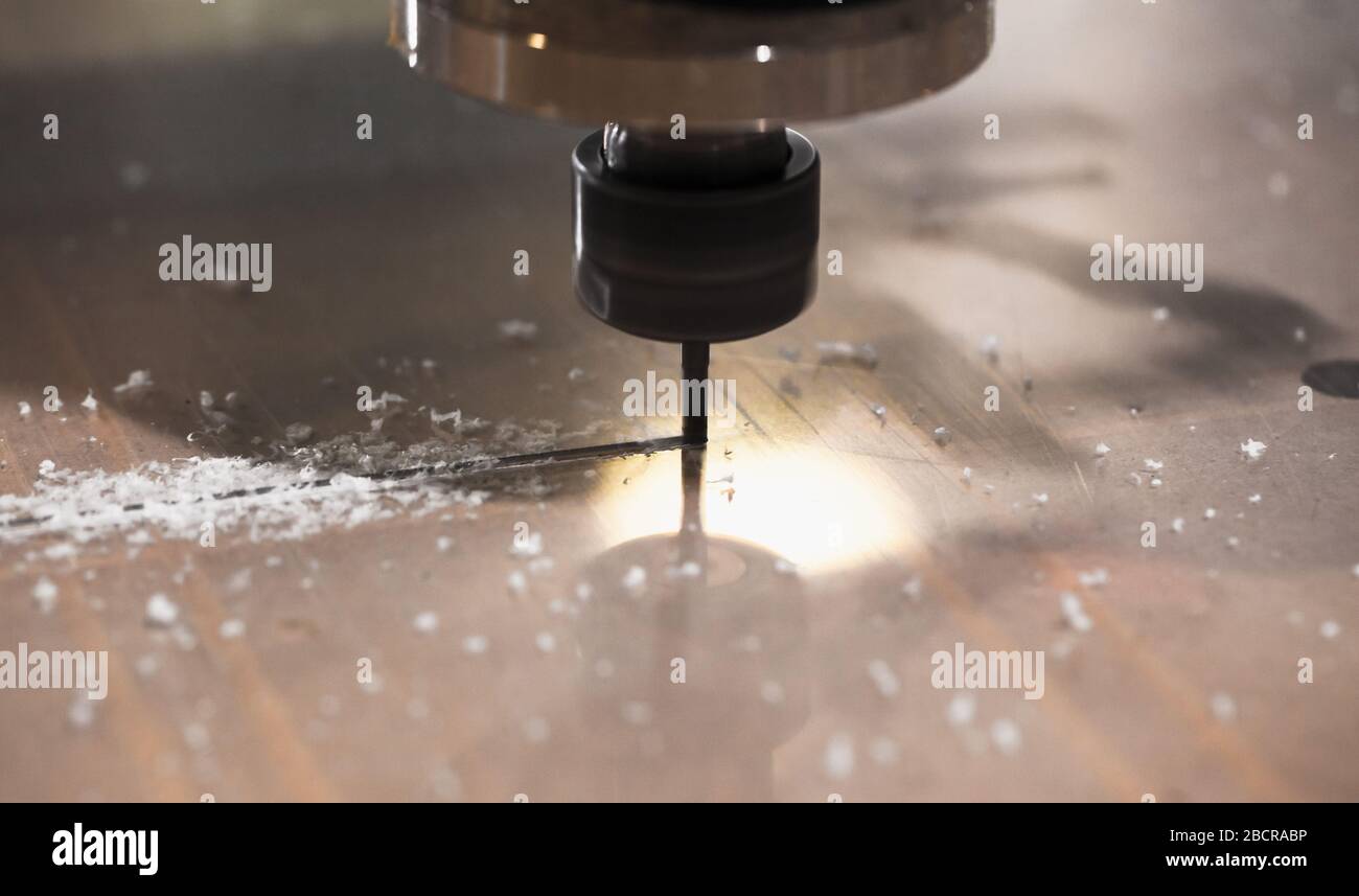 Il laminatoio finale lavora il foglio di plastica su una fresatrice CNC, foto ravvicinata con messa a fuoco selettiva Foto Stock