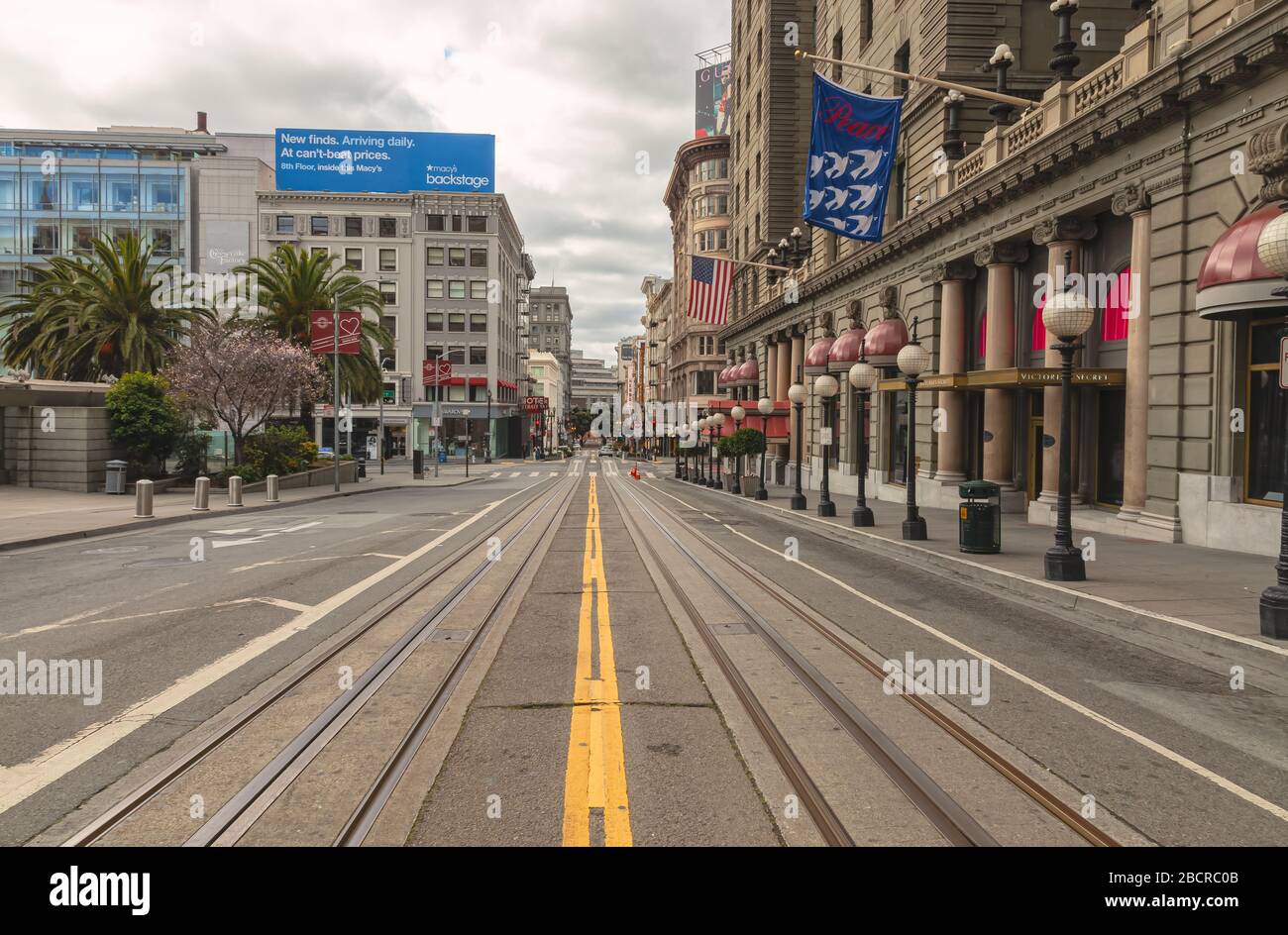 Powell Street presso la Union Square è vuota di turisti e traffico durante il blocco della città a causa della pandemia COVID-19, San Francisco, California, Stati Uniti. Foto Stock
