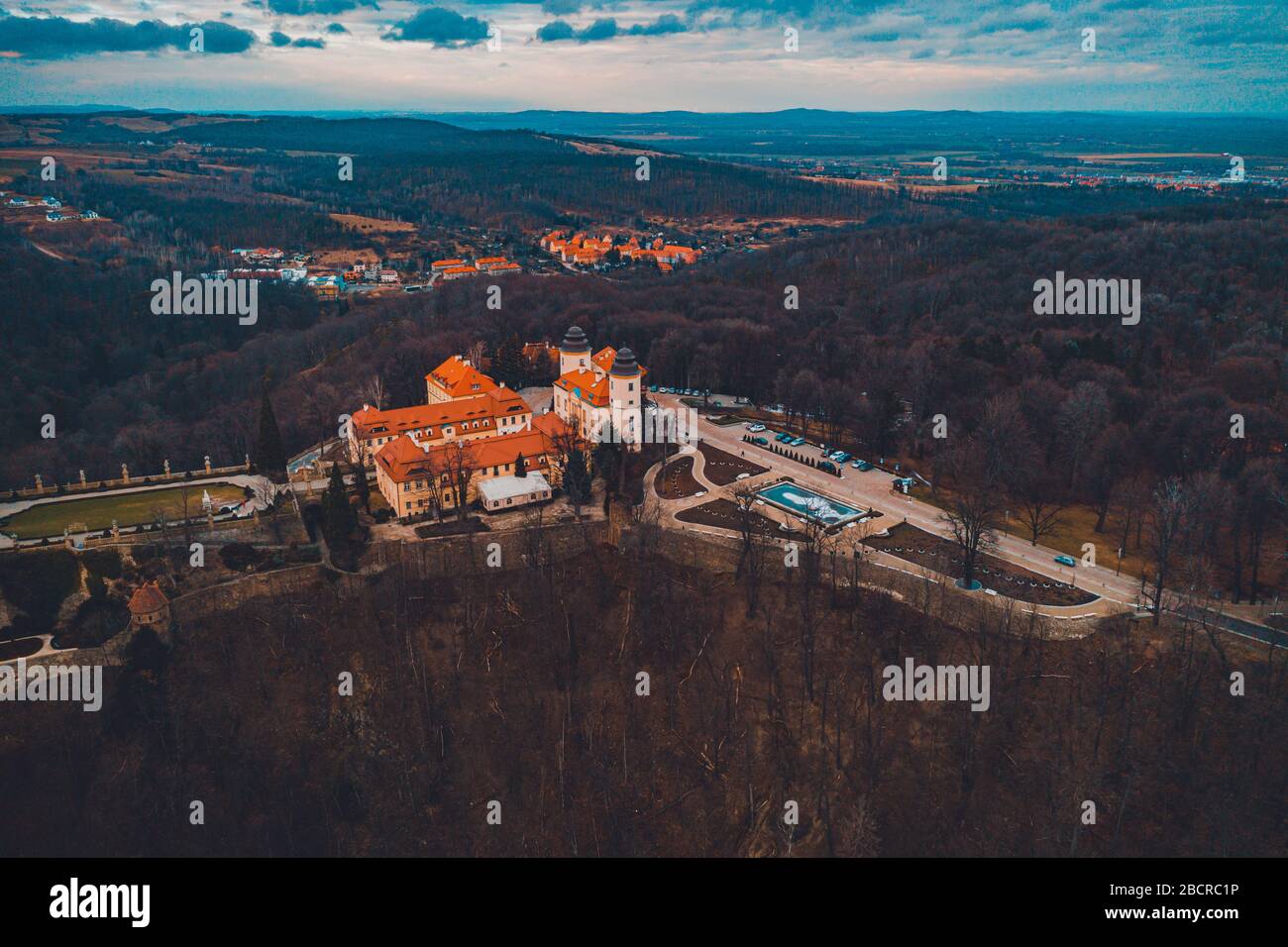 Maestoso castello di ksiaz in Polonia durante l'autunno freddo vista dall'alto 2021 Foto Stock