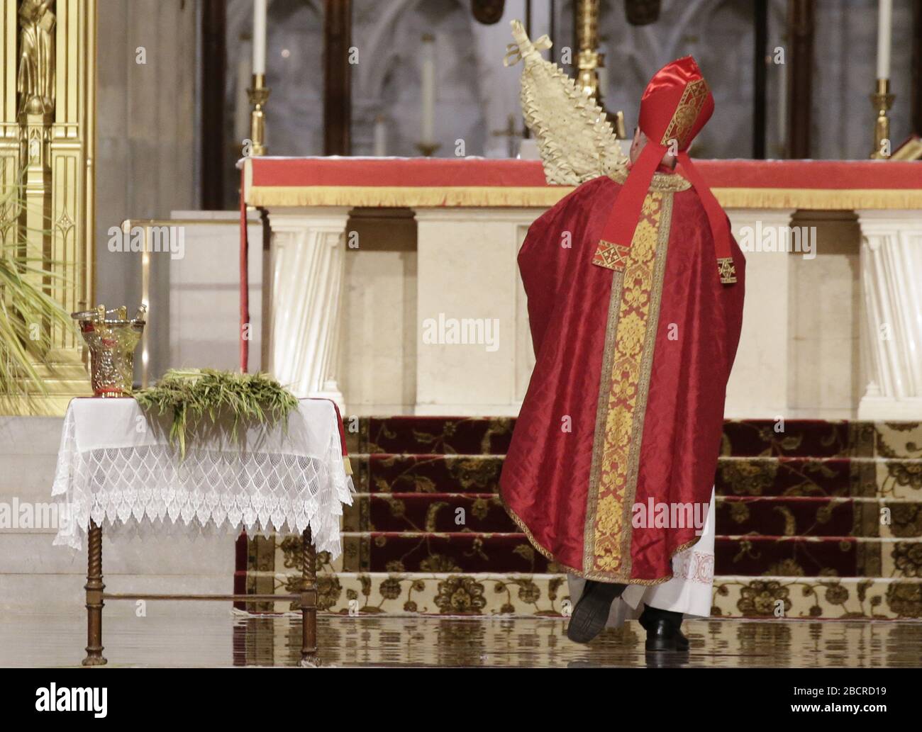 New York, Stati Uniti. 05th Apr, 2020. Il Cardinale Timothy Dolan cammina per le palme che sono state benedette alla conclusione della Messa domenicale di palma alla Cattedrale di San Patrizio la Domenica delle Palme a New York, domenica 5 aprile 2020. Il Cardinale Timothy Dolan oggi ha tenuto una messa virtuale della Domenica delle Palme dalla Cattedrale di San Patrizio. I casi di coronavirus negli Stati Uniti sono aumentati a oltre 300.000 e il numero di morti è aumentato a più di 8.000 globalmente il numero di morti è stato segnalato a più di 65.000. Foto di John Angelillo/UPI Credit: UPI/Alamy Live News Foto Stock