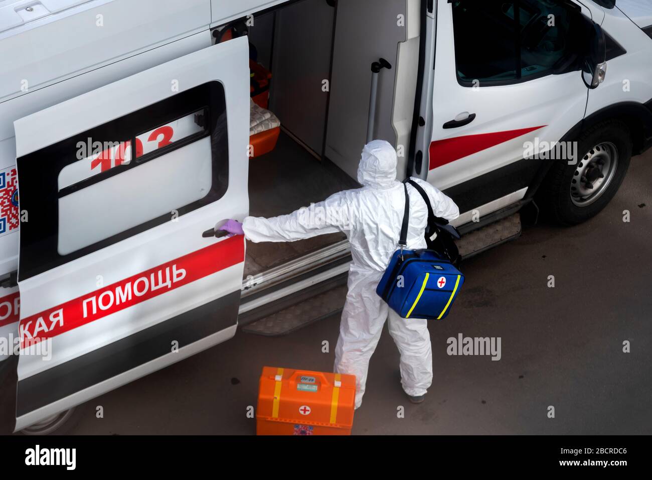 Un medico in un'auto di servizio di ambulanza di emergenza va ad un paziente con un sospetto nuovo coronavirus COVID-19 infezione in una zona residenziale di Mosca, Russia Foto Stock