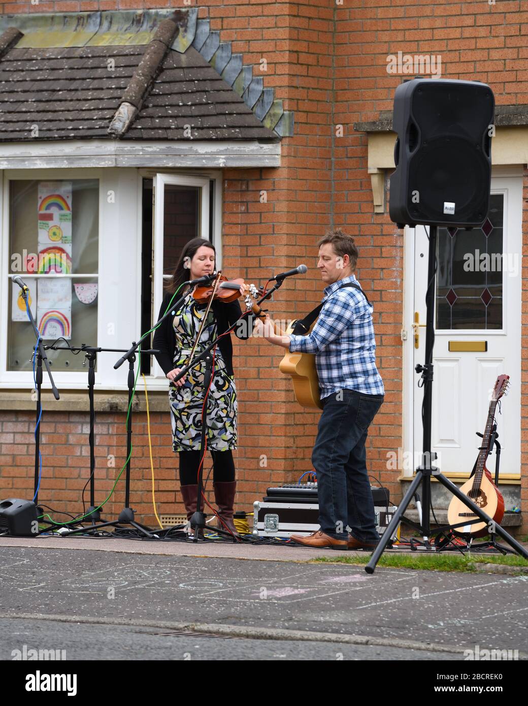 Glasgow, Scozia, Regno Unito. 5th Apr, 2020. Una famiglia nel southside di Glasgow dare un improvvisato concerto di musica tradizionale ai vicini in mezzo al Coronavirus bloccare giù. Credito: Douglas Carr/Alamy Live News Foto Stock