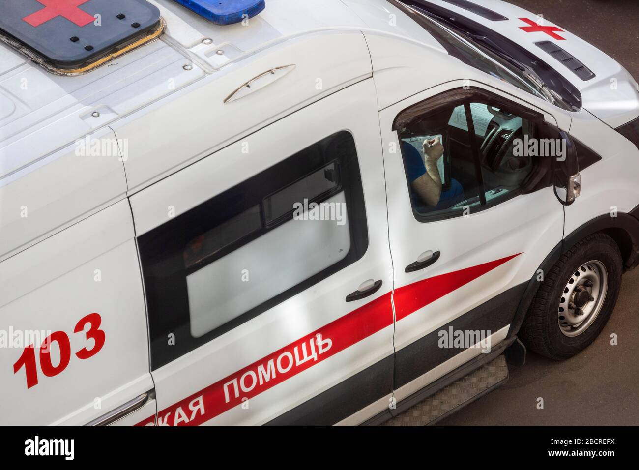 La vista aerea di un'auto di servizio di ambulanza di emergenza è arrivata su una chiamata di un paziente in una zona residenziale di Mosca, Russia Foto Stock