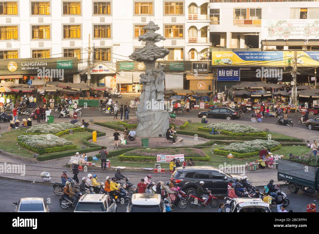 Dalat Vietnam - scena stradale alla rotonda principale della città. Foto Stock