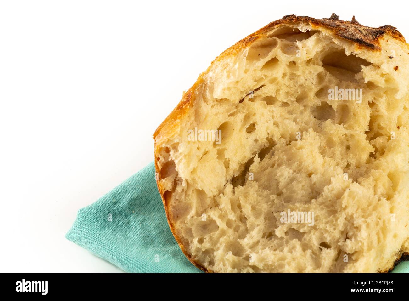 Macro shot di una pagnotta fatta in casa di pane artigianale bianco sourpaste isolato su bianco. Foto Stock