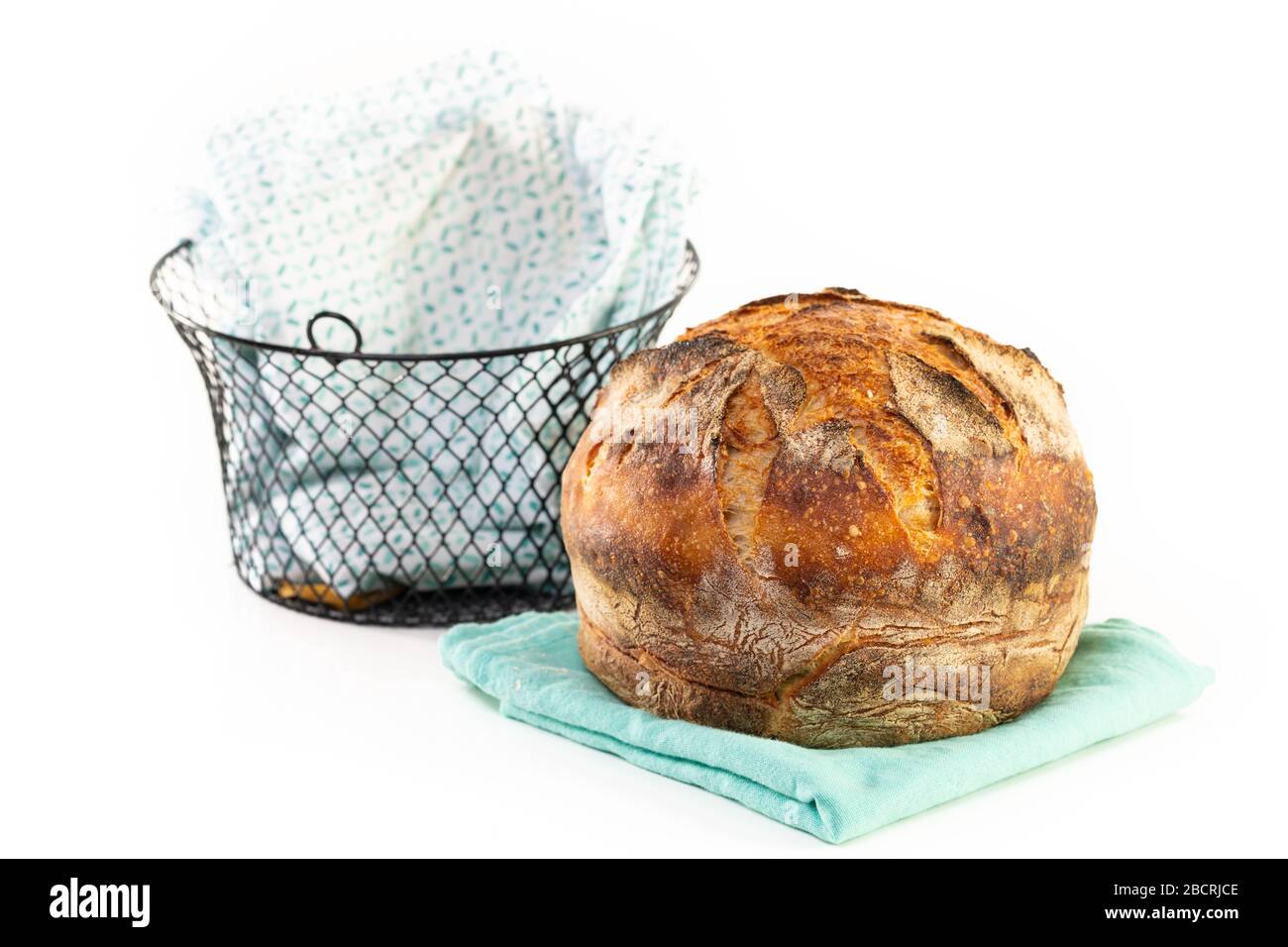 Una focaccia fatta in casa di pane bianco di pasta sourstan rotondo isolato su bianco. Foto Stock