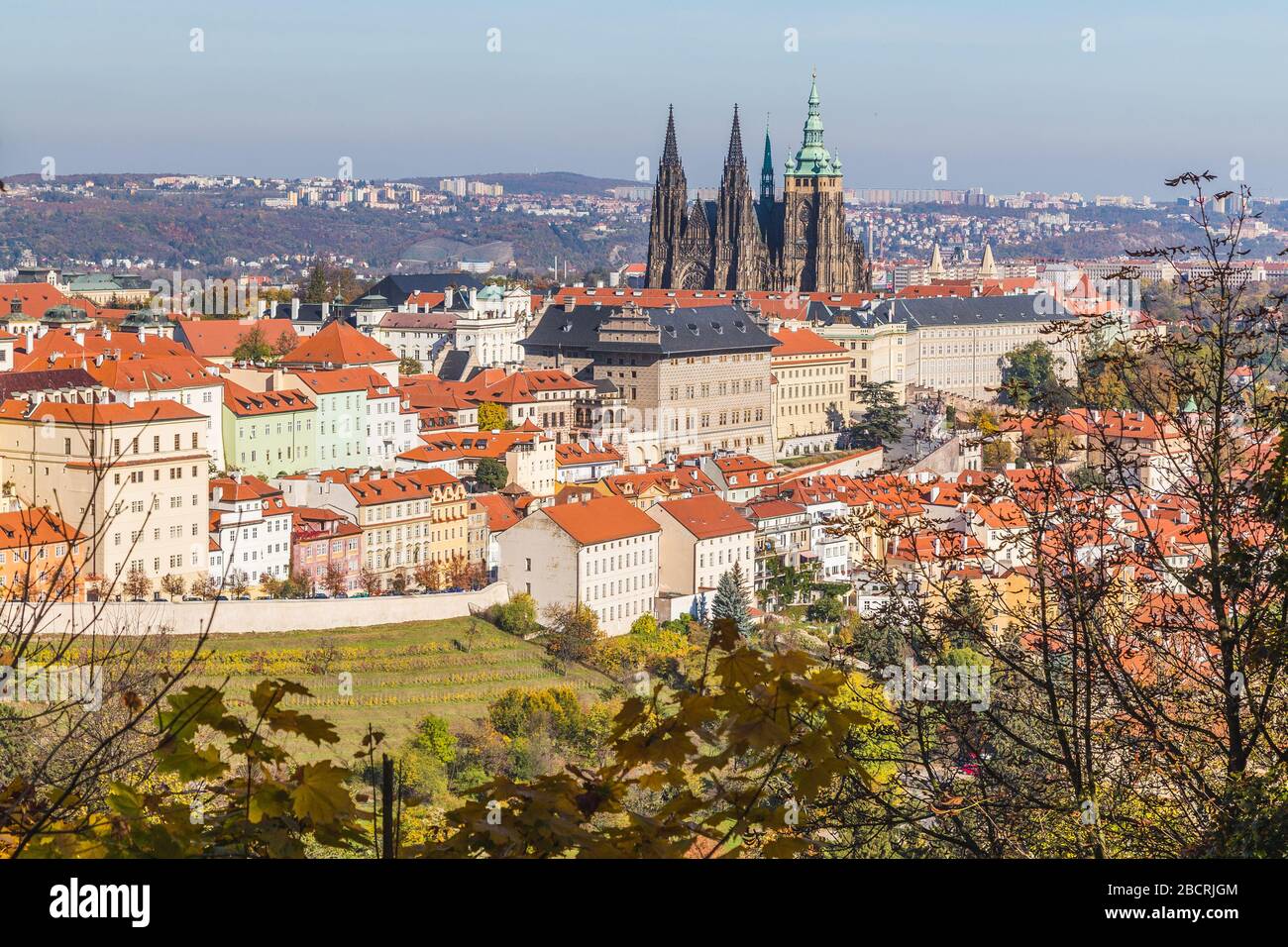 Una vista dello skyline di Praga nel quartiere Mala Strana della città verso il Castello di Praga. Preso nei mesi autunnali. Foto Stock