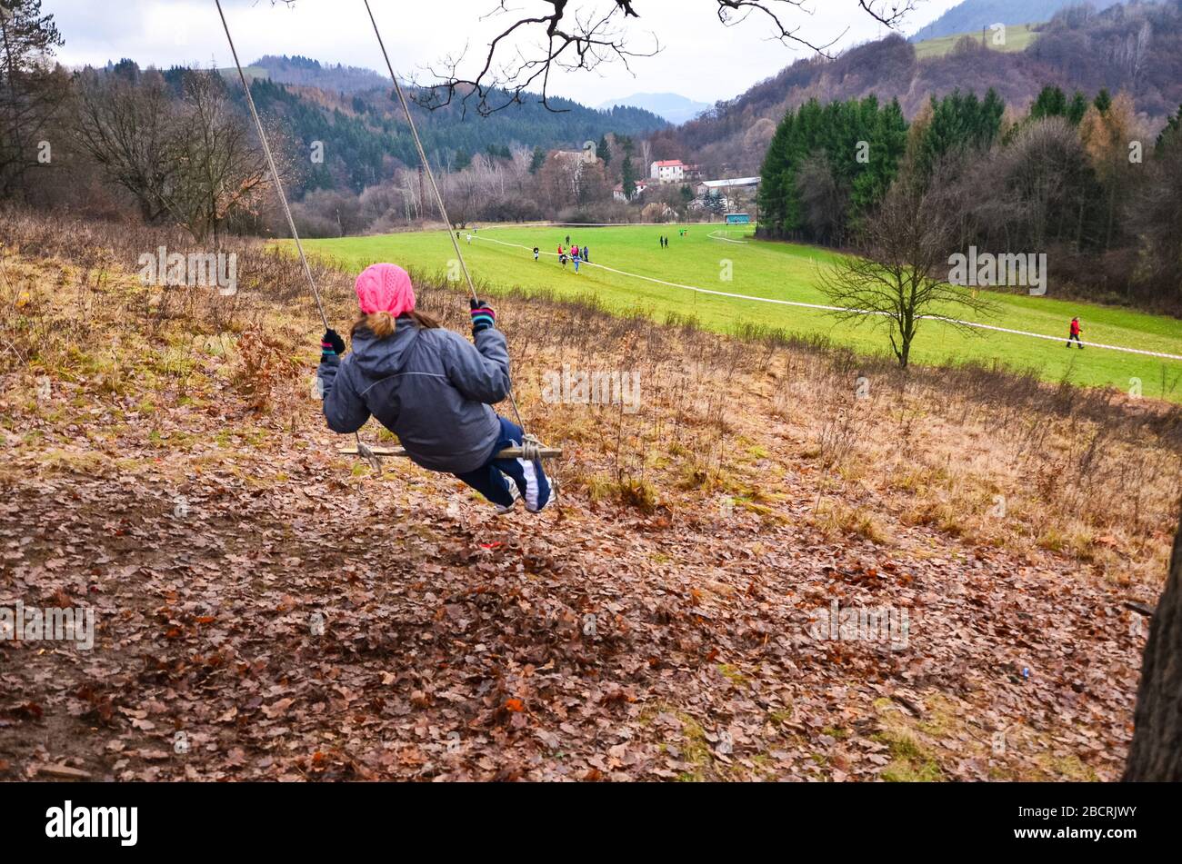 Gruppo di atleti professionisti cross country in gara in autunno natura. Sport o orienteering concetto di corsa Foto Stock