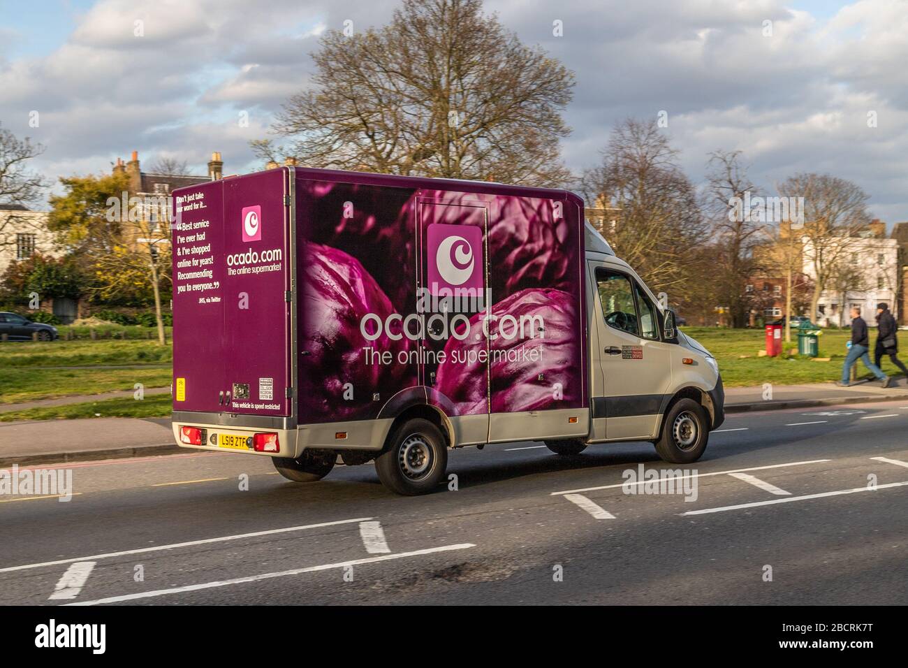 LONDRA, Regno Unito - 3 APRILE 2020: Un camion di consegna Ocado su una strada a Londra durante il giorno. Ocado è un supermercato online dove le persone possono acquistare generi alimentari Foto Stock