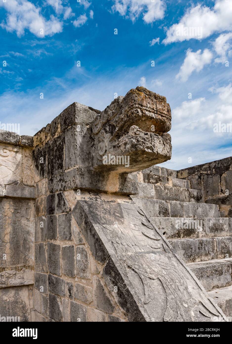 scultura serpente alla base del grande campo da pallavolo, chichen itza, messico Foto Stock