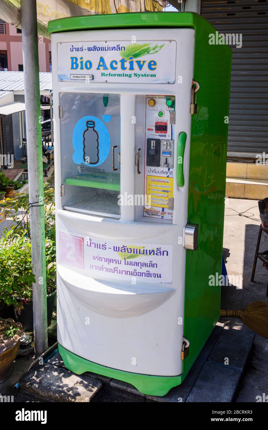 Distributore automatico che vende acqua fresca filtrata, dove è necessario portare la propria bottiglia riutilizzabile, sulla strada a Kata Beach, Phuket, Thailandia. Foto Stock