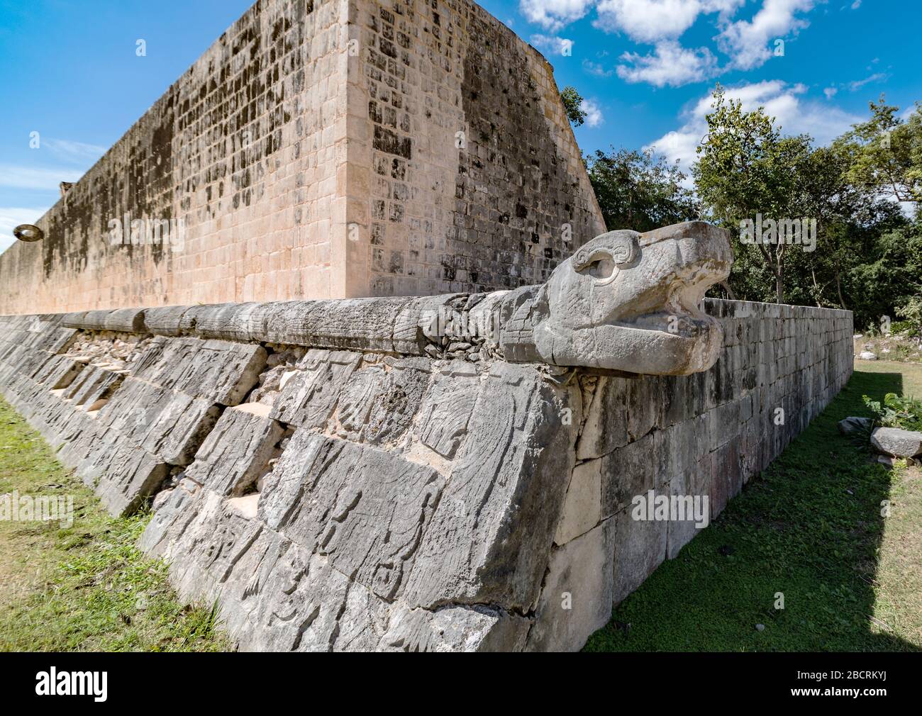 scultura serpente alla base del grande campo da pallavolo, chichen itza, messico Foto Stock