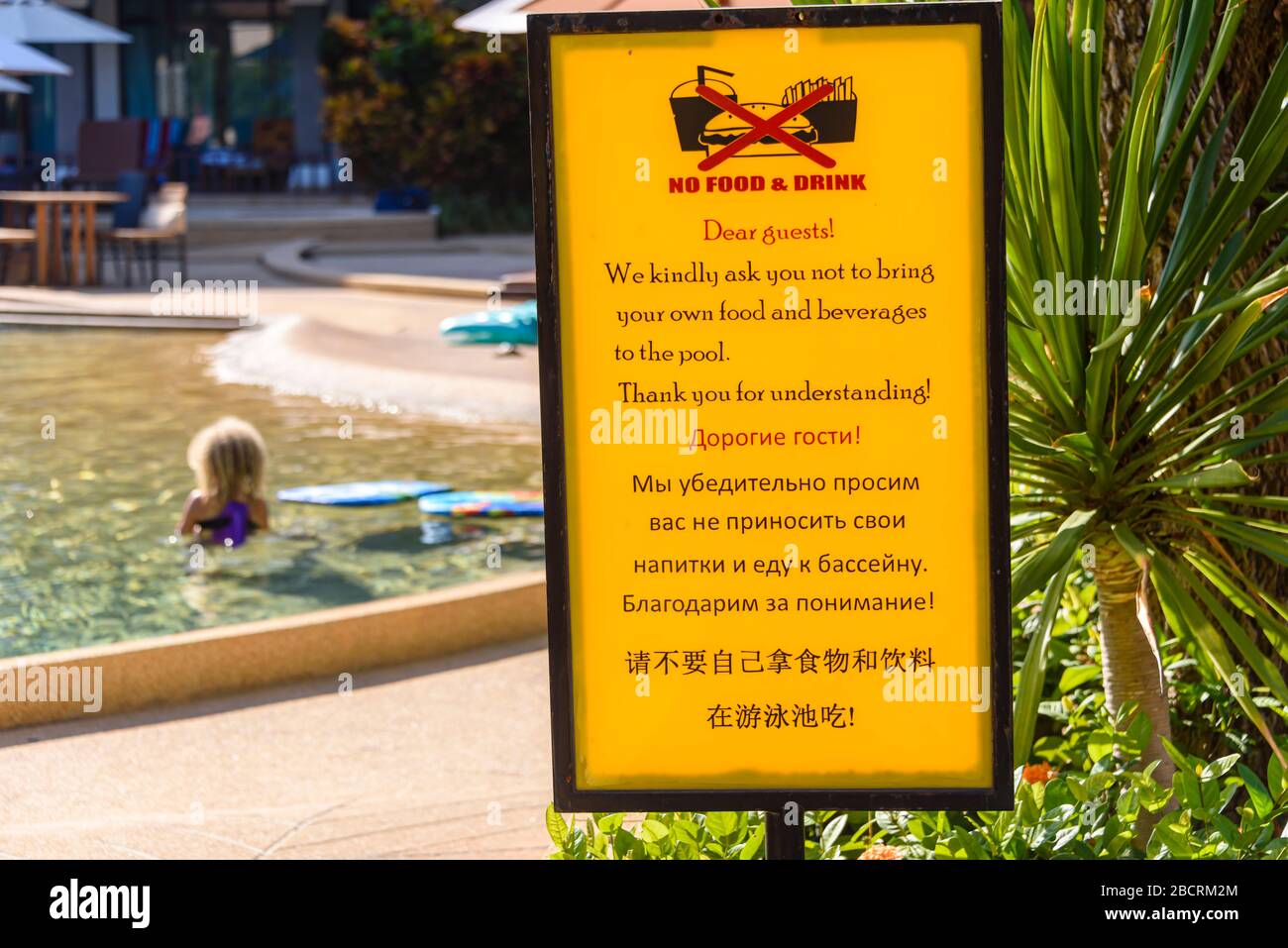 Cartello presso la piscina dell'hotel per consigliare alle persone di non portare con sé cibo o bevande, Kata Beach, Phuket, Thailandia Foto Stock