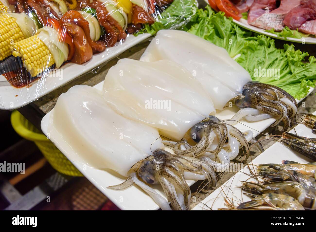 Calamari in vendita presso una bancarella di pesce umido di pesce di pesce, Kata Beach, Phuket, Thailandia Foto Stock