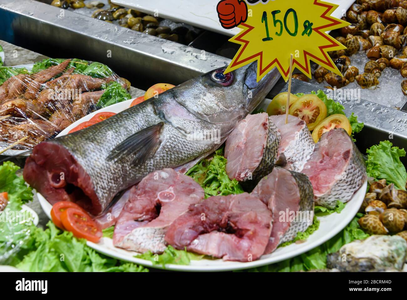 Pesce di Barracuda tagliato in bistecche in vendita presso una bancarella di mercato di pesce umido, Phuket, Thailandia Foto Stock