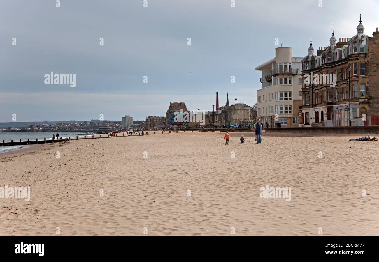 Portobello, Edimburgo, Scozia, Regno Unito. 5 aprile 2020. Tempo riscaldato per il pomeriggio dopo un'alba brillante poi mattina nuvolosa, a pranzo la temperatura ha raggiunto 17 gradi centigradi. Tuttavia, non ha portato molte più persone fuori di quanto non ci sia stato negli ultimi giorni. Foto Stock