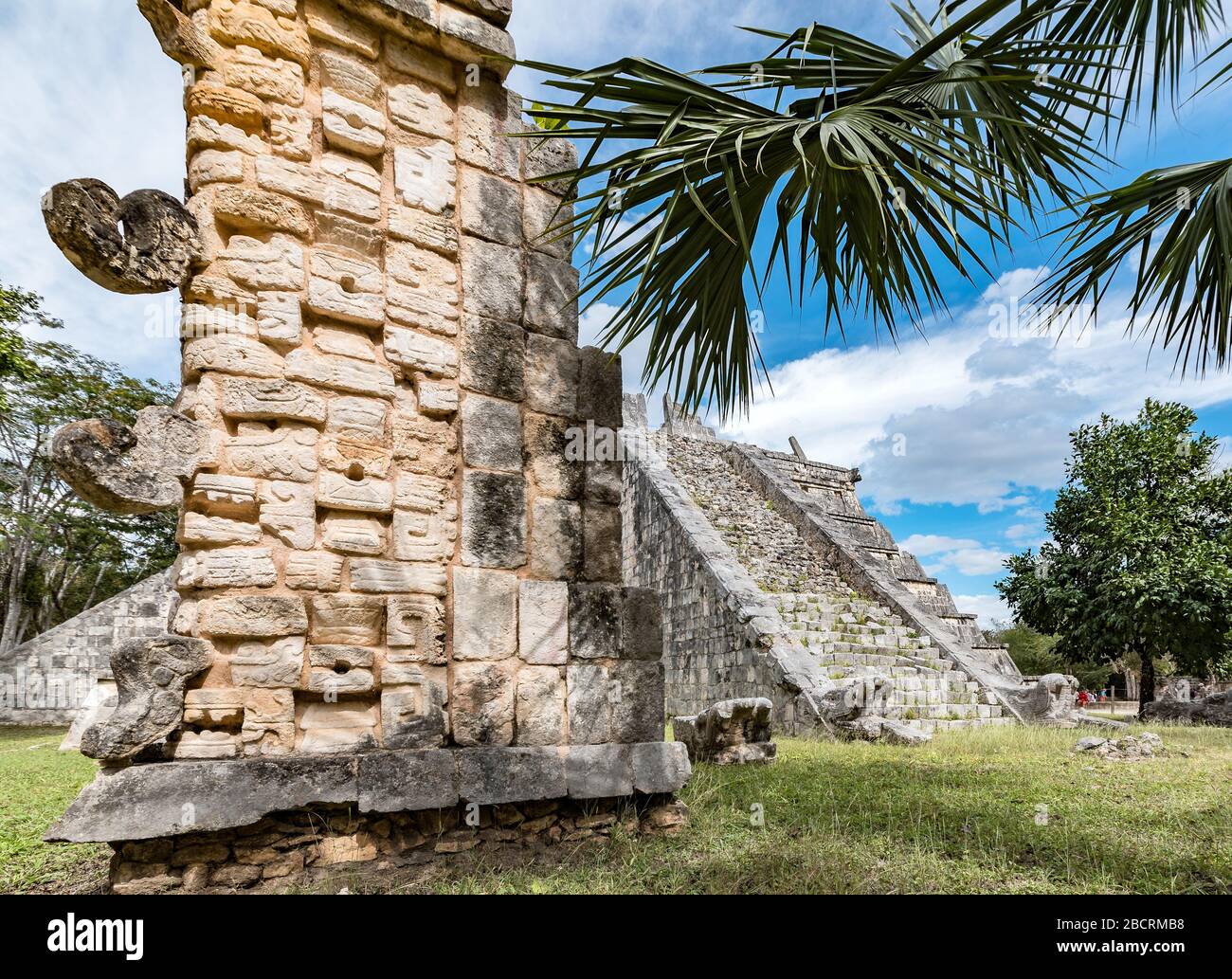 Scultura serpente alla base della scala di Osario, chichen itza, messico Foto Stock