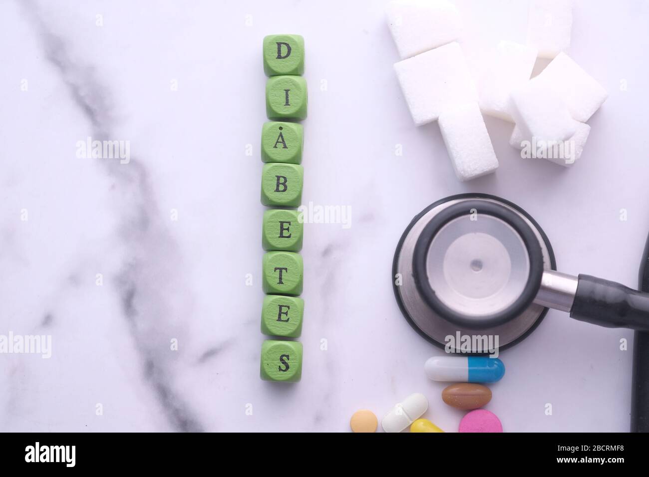 strumenti di misura per diabetici con cubo e stetoscopio Foto Stock