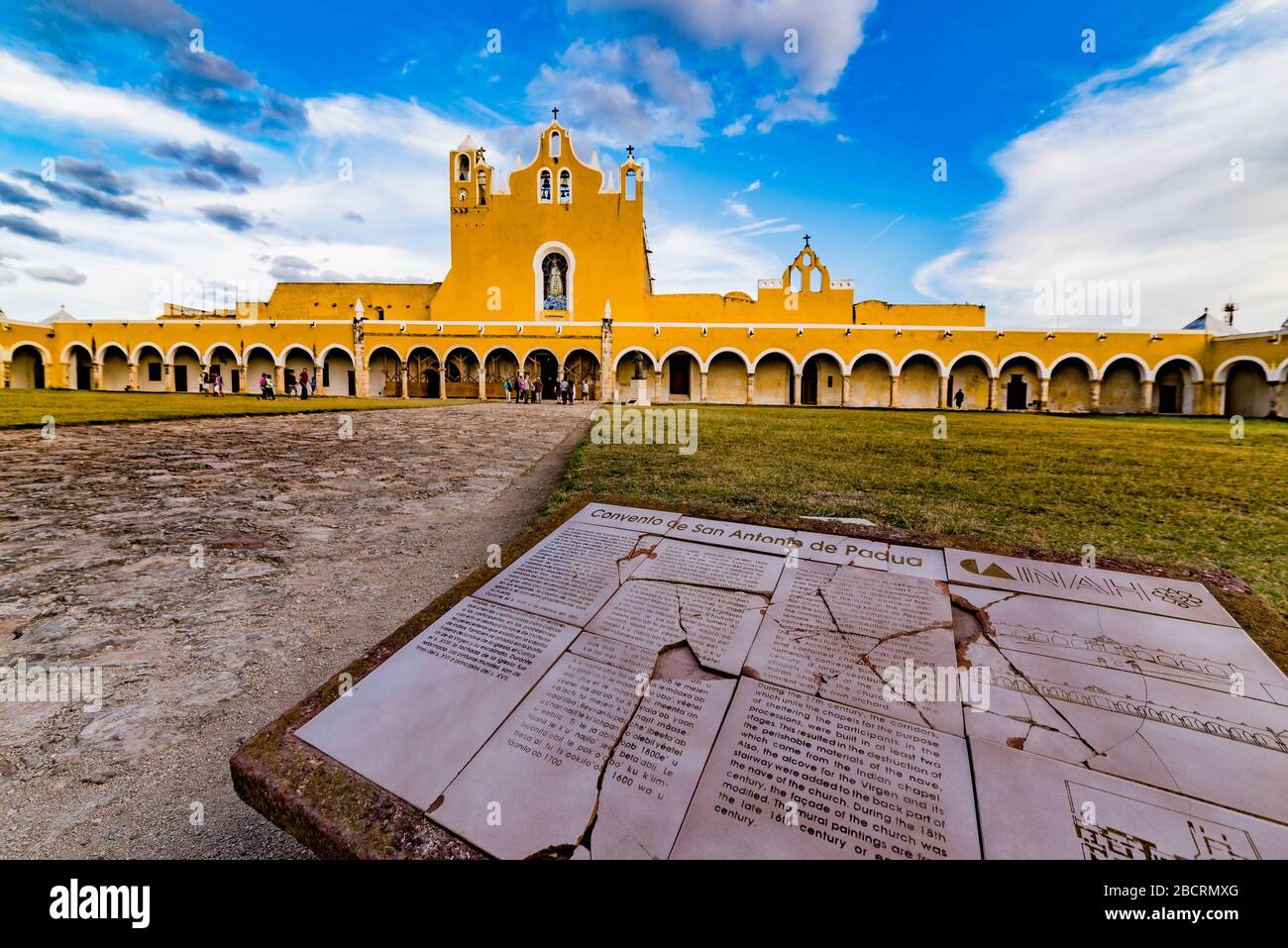 Monastero francescano di San Antonio de Padova in cima all'acropoli di Izamal o Pueblo Magico Foto Stock