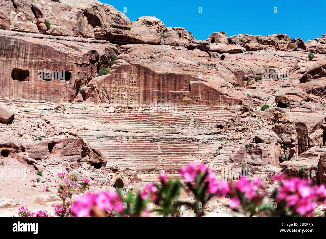 vista panoramica sulle tombe da camera dell'antica petra, giordania Foto Stock