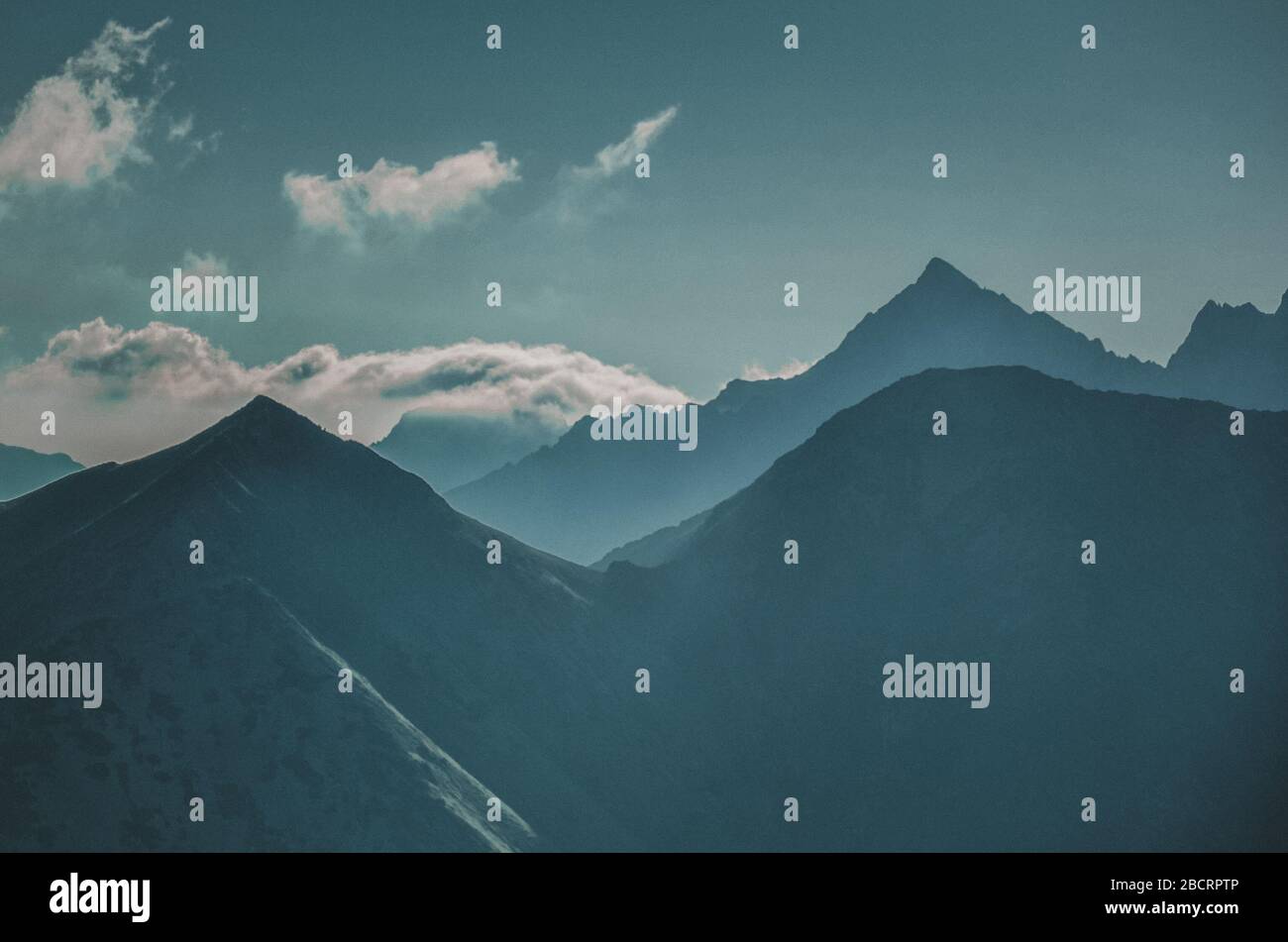 blu montagne ombre strati, foto naturale Foto Stock