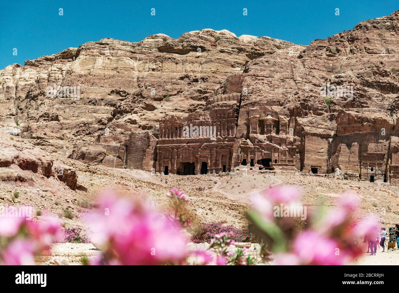 vista panoramica sulle tombe da camera dell'antica petra, giordania Foto Stock