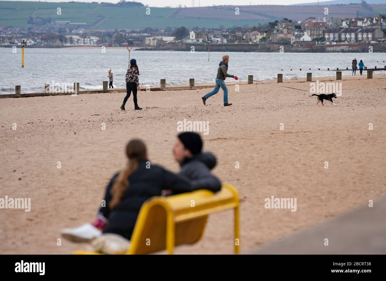 Portobello, Edimburgo, Scozia, Regno Unito. 5 aprile 2020. Immagini del lungomare di Portobello la seconda Domenica del blocco del coronavirus nel Regno Unito. Foto Stock