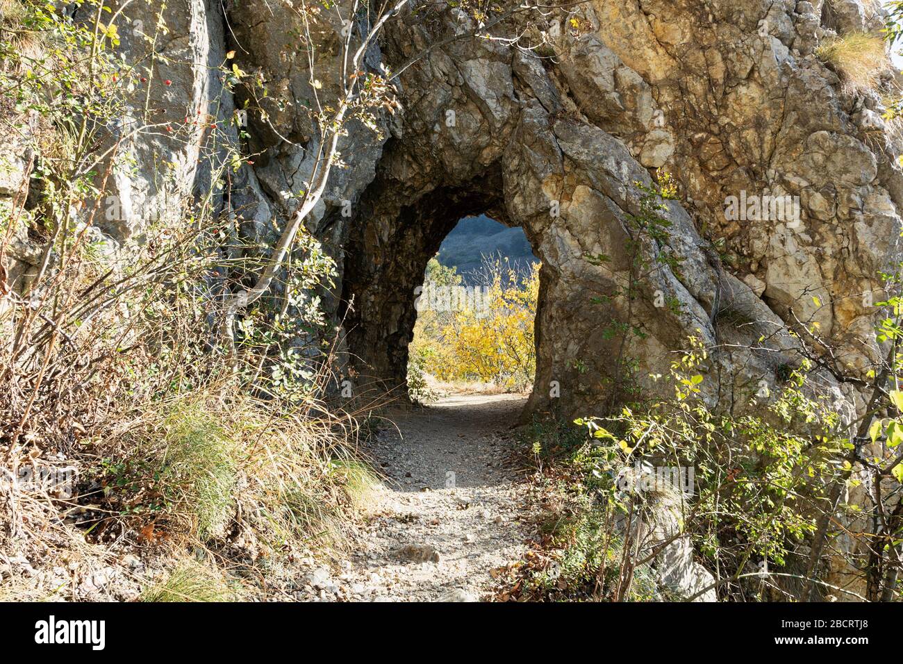 Antico tunnel nel Parco Nazionale di Cheile Nerei Foto Stock