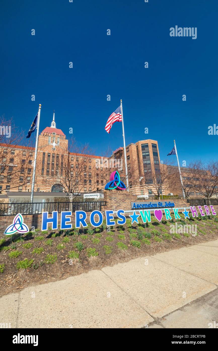 Detroit, Michigan - 'Heroes Work Here', un segno di fronte all'Ascension St. John Hospital, onora il personale medico che lavora attraverso il coronavirus crisi Foto Stock