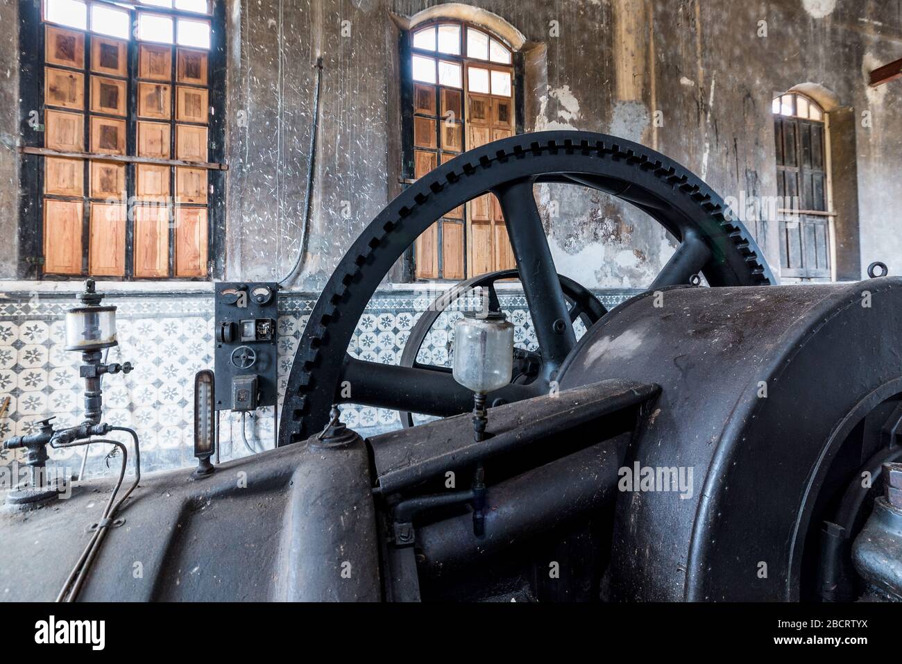 Ruote dentate in vecchia fabbrica di agave abbandonata Hacienda Yaxcopoil vicino Merida, Messico Foto Stock