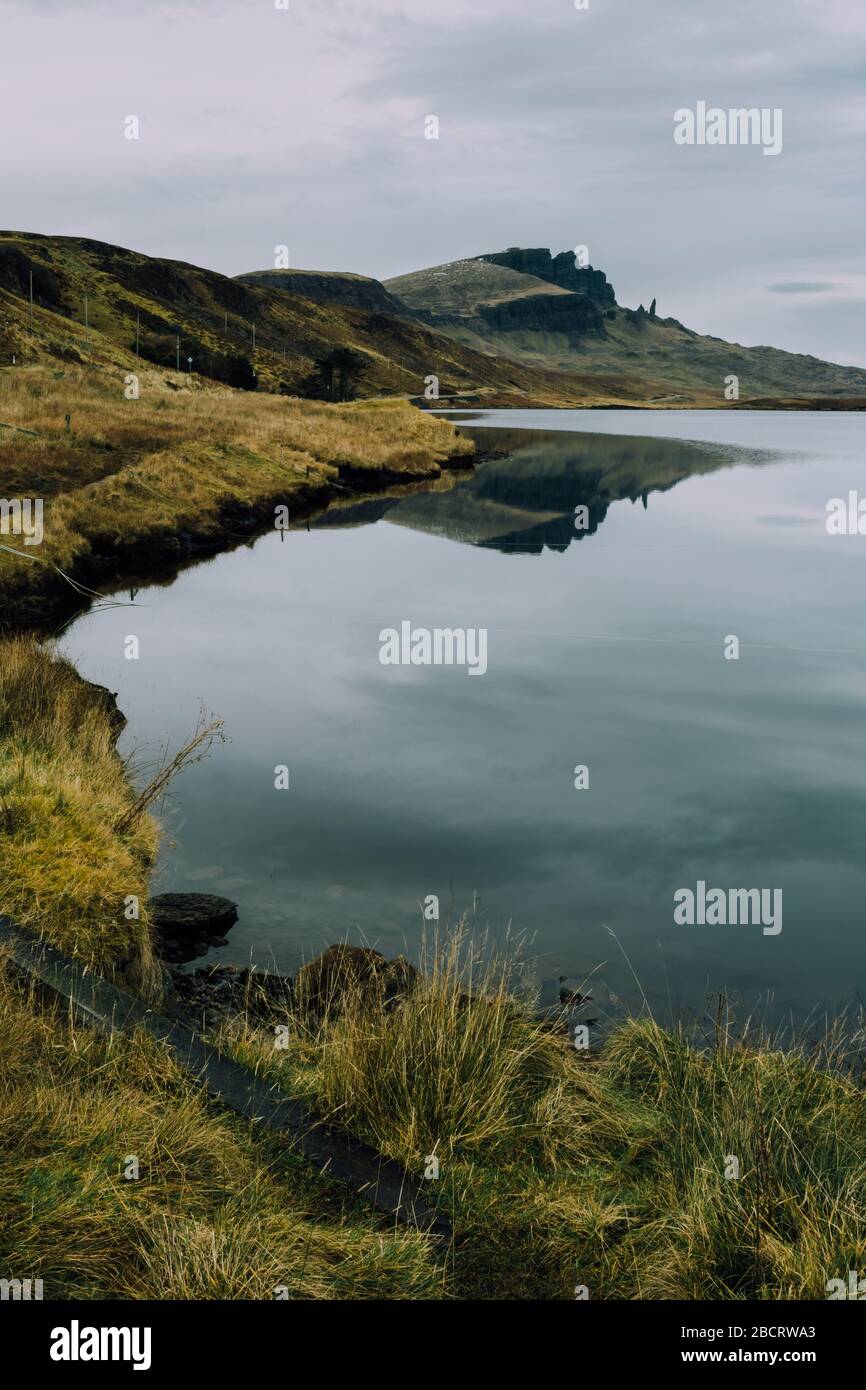 Il vecchio uomo di Storr rifletteva in Loch Fada sull'isola di Skye, Scozia Regno Unito Foto Stock