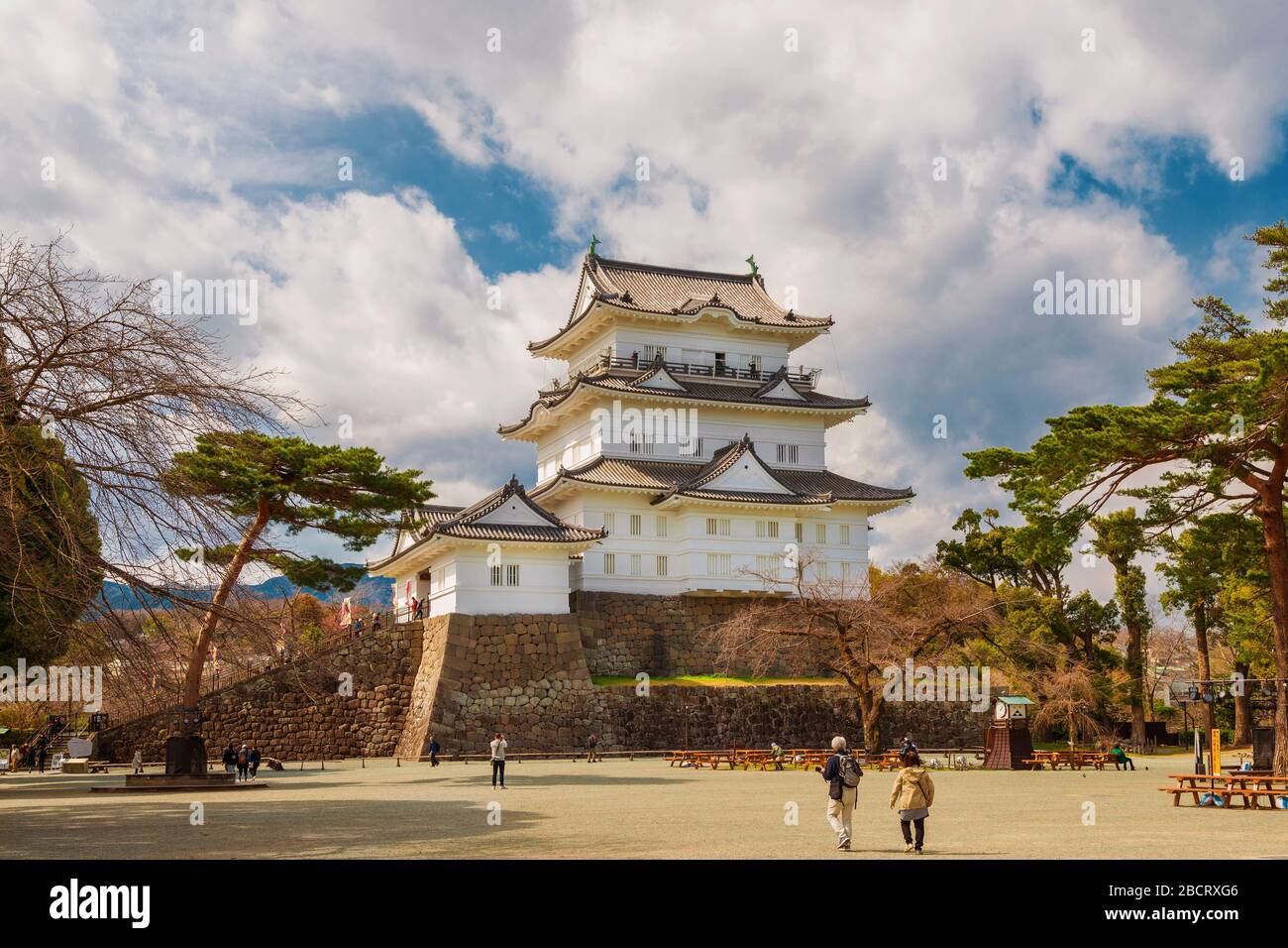 I turisti visitano il Parco del Castello di Odawara nella regione di Kanto, vicino a Hakone Foto Stock