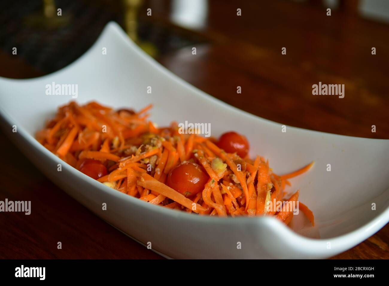 Il Somtam o l'insalata piccante è un piatto nazionale tailandese Foto Stock