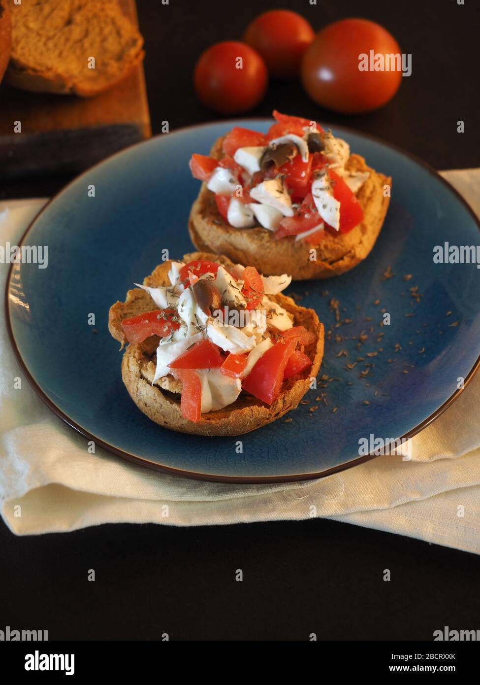 Pane tipico di Friselle con pomodori, mozzarella e timo, Penisola Salentina, Salento, Puglia, Italia Foto Stock