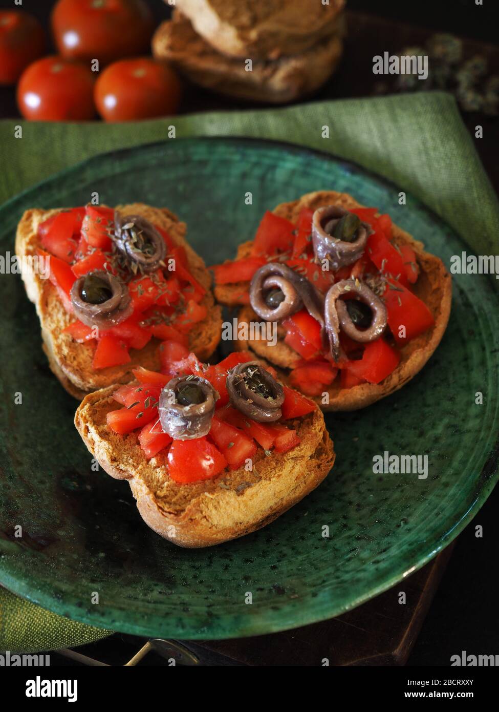 Pane tipico di Friselle con pomodori, acciughe e capperi, Penisola Salentina, Salento, Puglia, Italia Foto Stock