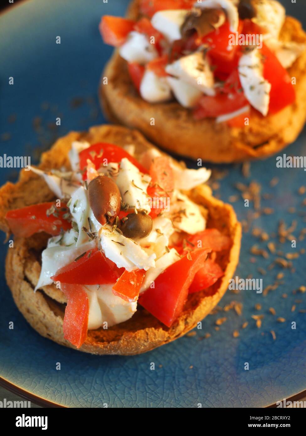 Pane tipico di Friselle con pomodori, mozzarella e timo, Penisola Salentina, Salento, Puglia, Italia Foto Stock
