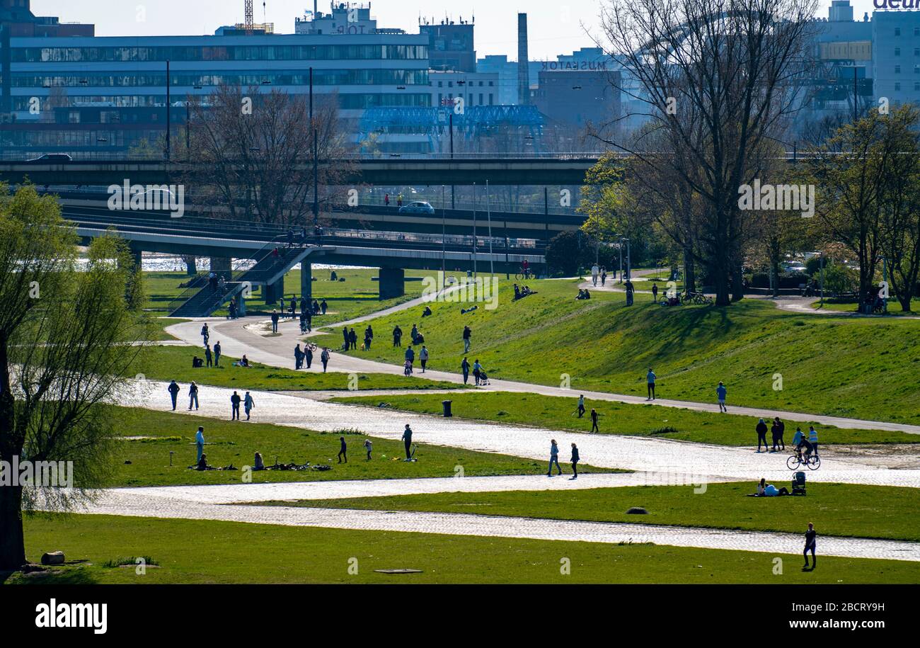 DŸsseldorf sul Reno durante la crisi corona, il divieto di contatto, mantenere la distanza è per lo più osservato, nonostante molti escursionisti nella bella primavera noi Foto Stock