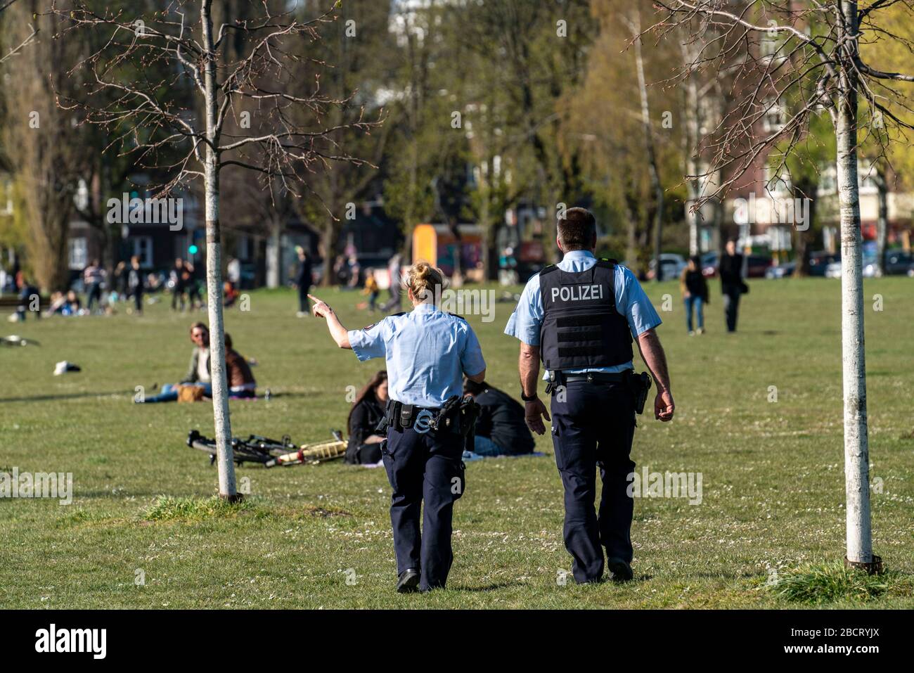 La pattuglia di polizia controlla il divieto di contatto, Rheinpark, DŸsseldorf am Rhein durante la crisi corona, i divieti di contatto, mantenere la distanza è per lo più osservato Foto Stock