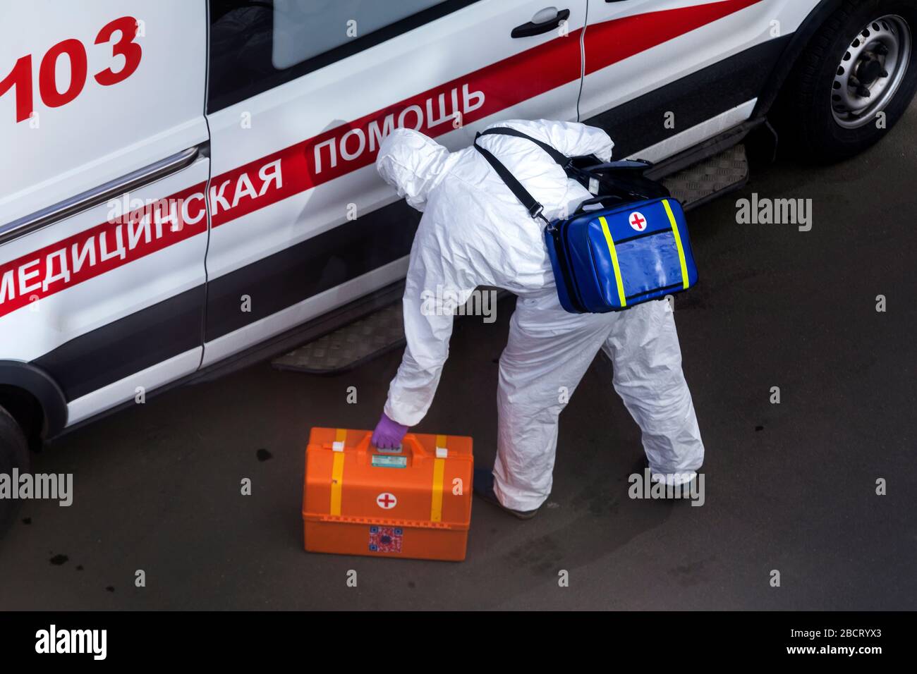 Un medico in un'auto di servizio di ambulanza di emergenza va ad un paziente con un sospetto nuovo coronavirus COVID-19 infezione in una zona residenziale di Mosca, Russia Foto Stock