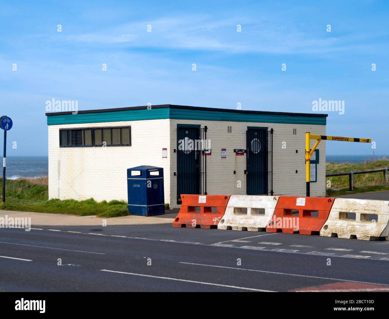 Servizi igienici pubblici e parcheggio sulla costa dello Yorkshire settentrionale a Marske vicino al mare, chiuso dal consiglio locale per impedire il loro uso durante il Coronavirus Foto Stock