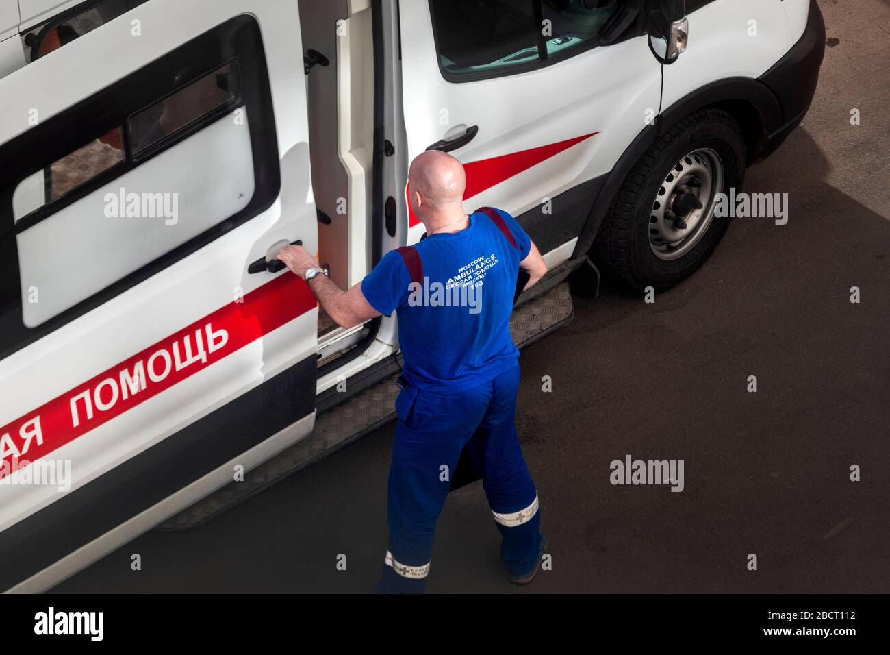La vista dall'alto di un'auto di un servizio di ambulanza di emergenza è arrivata su una chiamata ad un paziente in una zona residenziale di Mosca, Russia Foto Stock