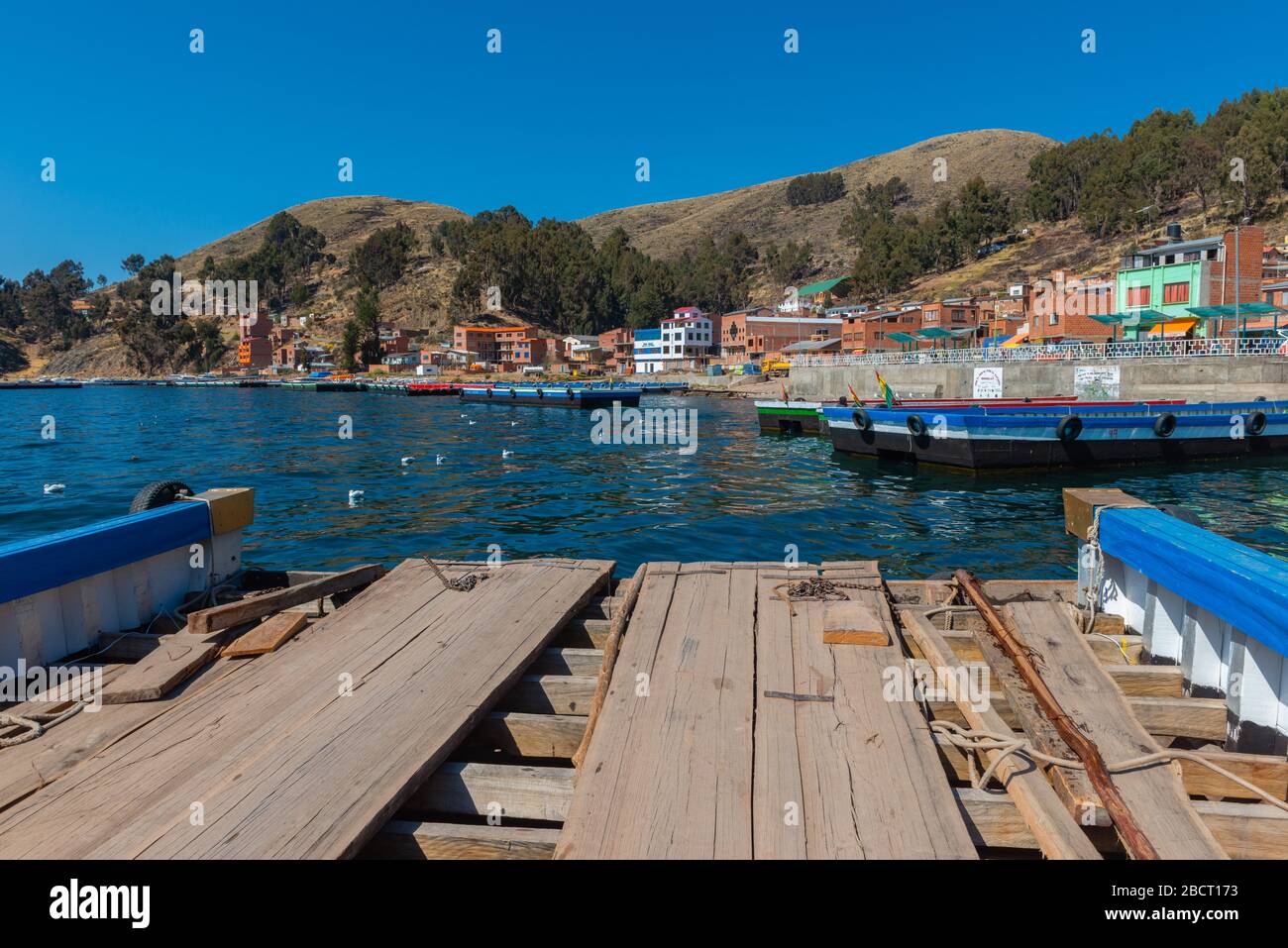 Il traghetto per auto che parte da San Pedro de Tiquina, traversino stretto di Tiquina, Tiquina, Dipartimento la Paz, Bolivia Foto Stock