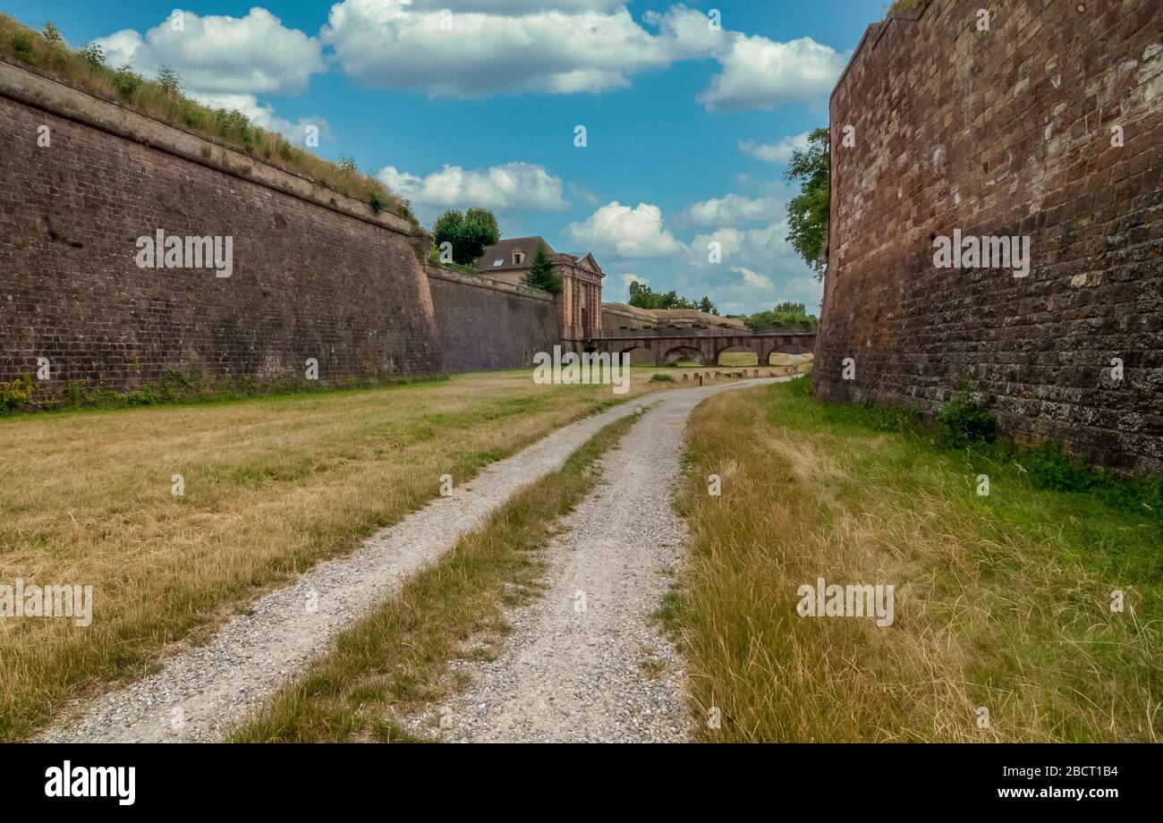 Vista dell'ultima fortezza Vauban a Neuf Brisach Francia, accanto al fiume Reno con grandi bastioni di cannoni in muratura, embriuri, fossati Foto Stock