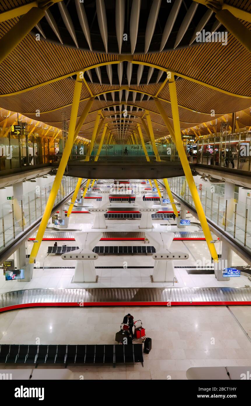 Madrid, Span - Gennaio 2020: Vista interna dell'Aeroporto Internazionale Barajas di Madrid ai loro voli. Bagaglio sul carosello di ritiro bagagli Foto Stock