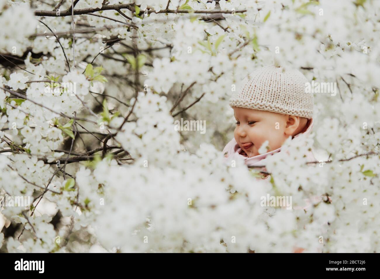 Una bambina vestito come un coniglietto di fiori, Pasqua Foto Stock