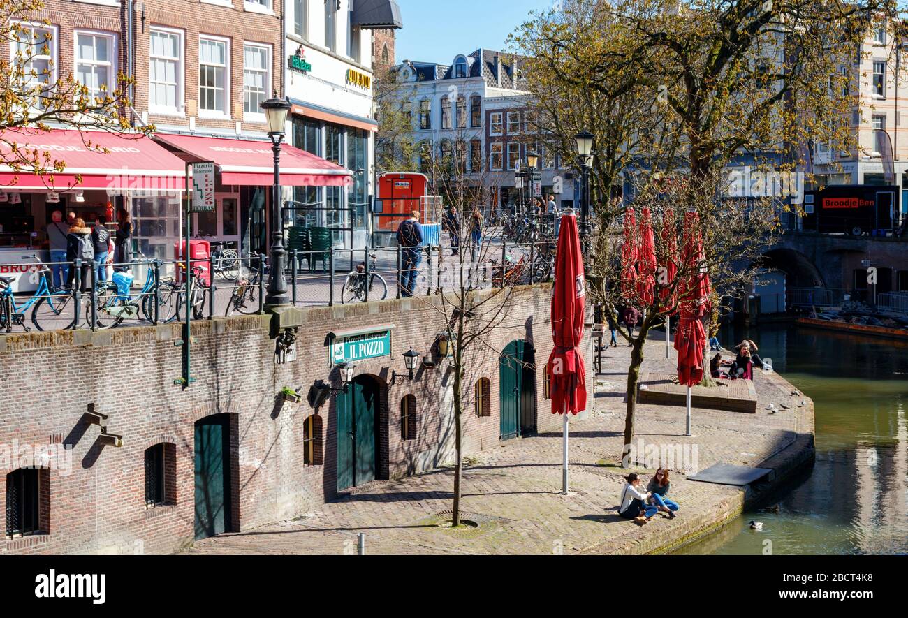 Vista del centro di Utrecht con terrazze deserte presso l'Oudegracht (canale Vecchio). Le strade sono tranquille a causa della pandemia di Corona. Paesi Bassi. Foto Stock